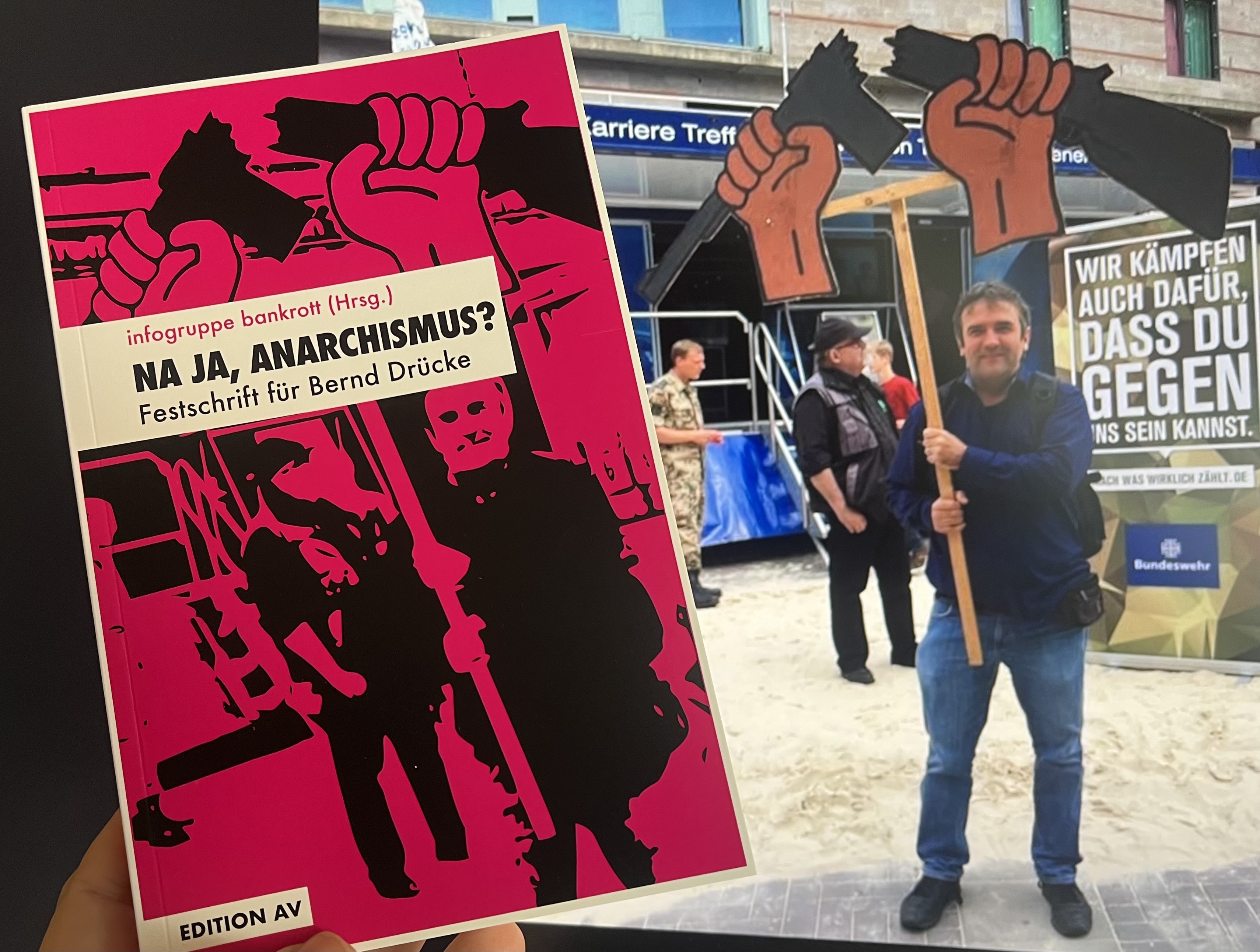 Die Titelseite der Festschrift "Na ja, Anarchismus? zeigt Bernd Drücke bei einer Demonstration gegen den "Karrieretreff Bundeswehr"