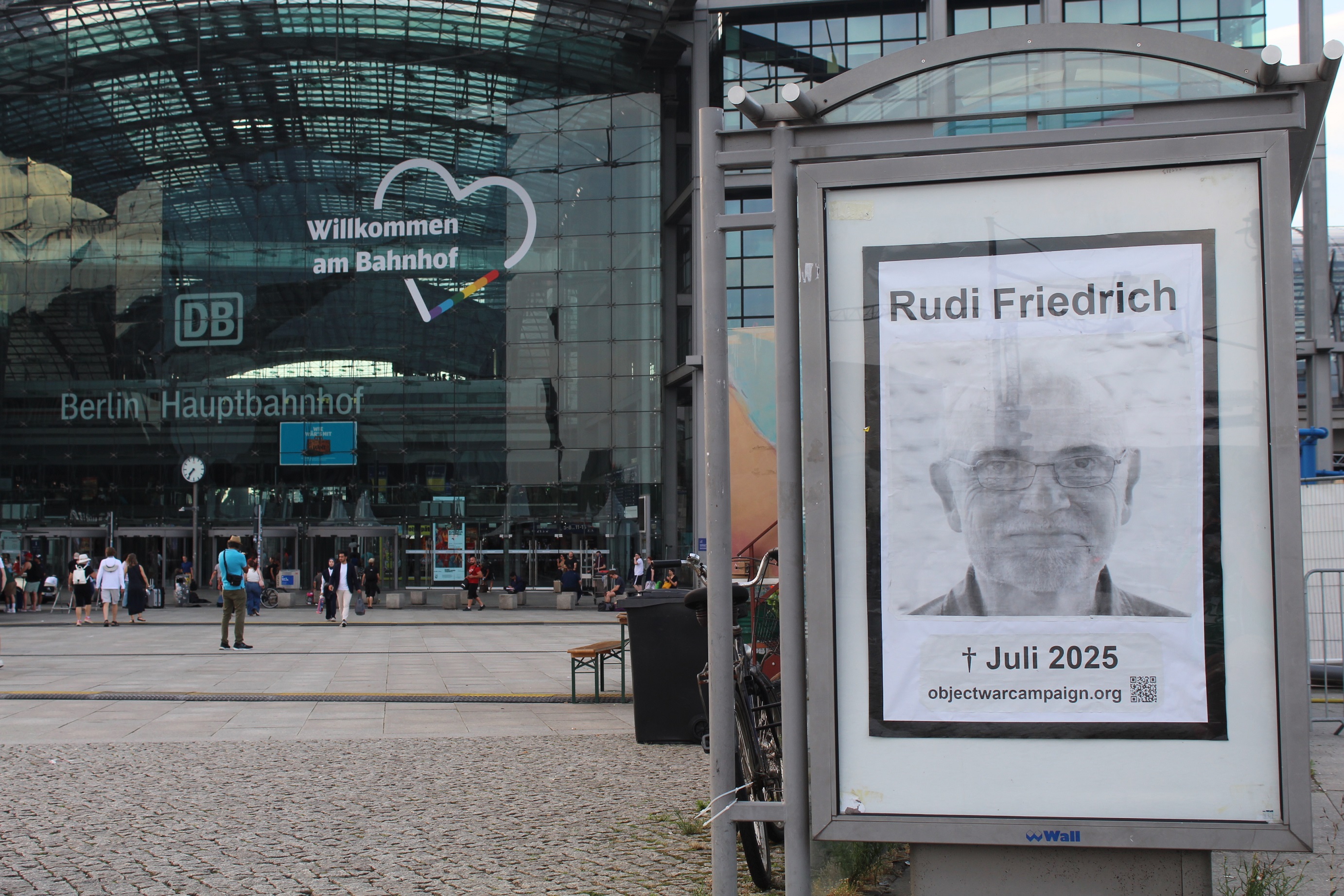 Adbusting-Aktion der „Werkstatt für Antifaschistische Aktionen“ für Rudi  Friedrich in Berlin, 22. Juli 2025. Bildquelle: https://de.connection-ev.org/article-4521